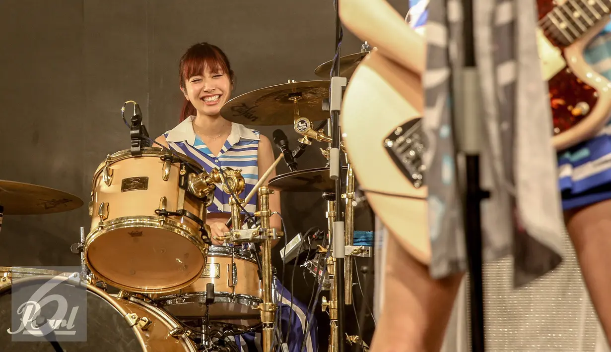 Grup band asal Jepang Silent Siren beraksi dalam konser yang di gelar di Annex Building, Jakarta, Sabtu (19/9/2015). Silent Siren terdiri dari 4 cewek cantik itu berhasil menghibur penggemarnya di Jakarta. (Liputan6.com/Faizal Fanani)