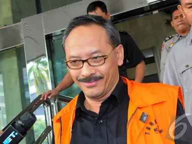 Heru Sulaksono berjalan keluar dari gedung KPK usai menjalani pemeriksaan (Liputan6.com/Faisal R Syam)