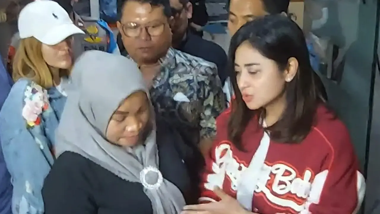 Dewi Perssik Berpelukan dengan Penghinanya, MZ