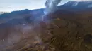 Lava gunung berapi Cumbre Vieja yang meletus mengalir di Pulau Canary La Palma, Spanyol, 28 Oktober 2021. Gunung berapi Cumbre Vieja yang terus meletus mengeluarkan sejumlah besar magma, gas dan abu. (AP Photo/Emilio Morenatti)
