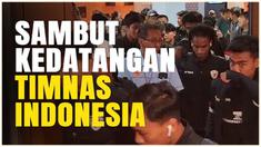 Berita video puluhan fans di Bandara Adi Soemarno Kota Solo, beramai-ramai sambut kedatangan Timnas Indonesia. Pelatih STY dan beberapa pemain diserbu fans untuk berfoto.