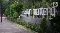 Suasana Taman Menteng yang sepi pengunjung karena ditutup di Jakarta, Selasa (3/11/2020). Masih tingginya kasus covid-19 menyebabkan sejumlah fasilitas umum dan fasilitas sosial di Ibu Kota belum beroperasi normal sejak ditutup selama beberapa bulan lalu. (Liputan6.com/Immanuel Antonius)