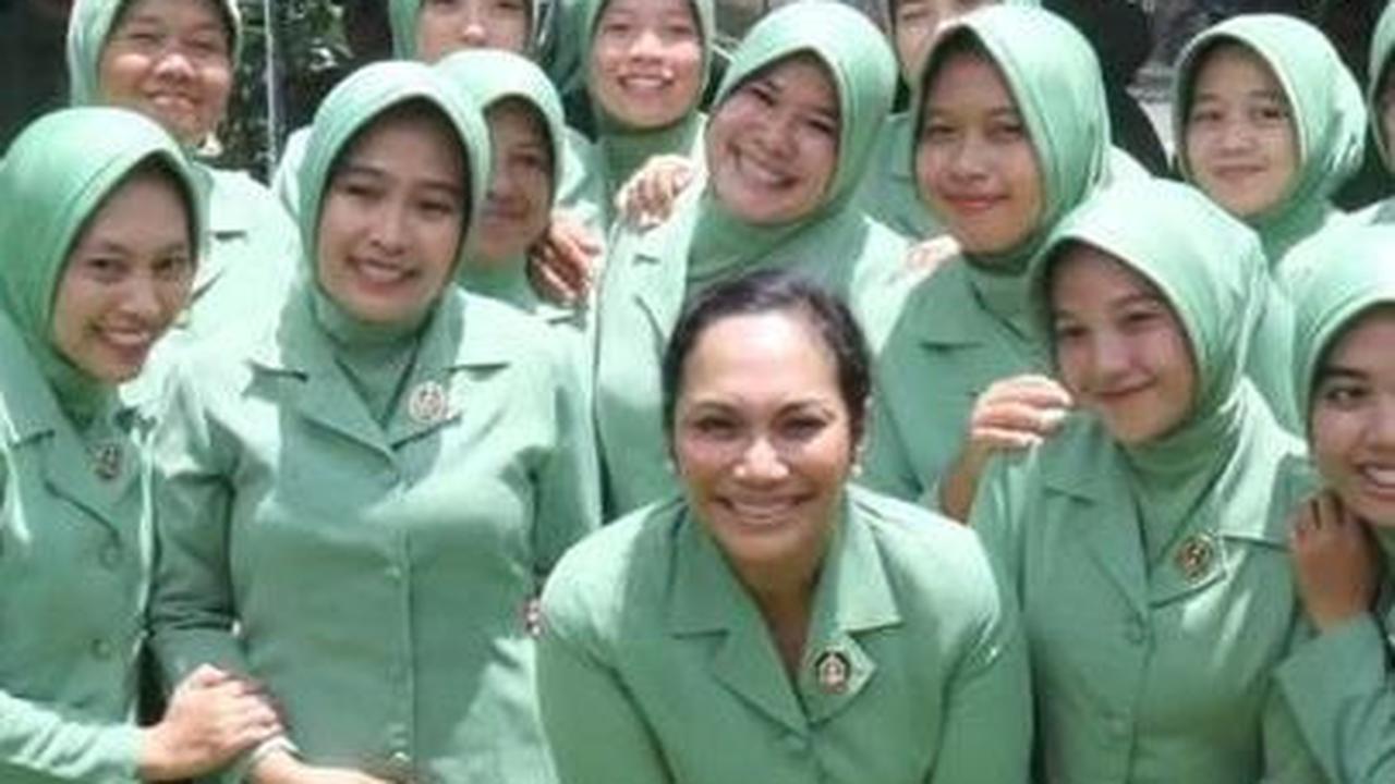 Keseruan dan kehebohan tampak saat Uli berbaur dan meladeni para persit yang ingin berfoto dengannya.