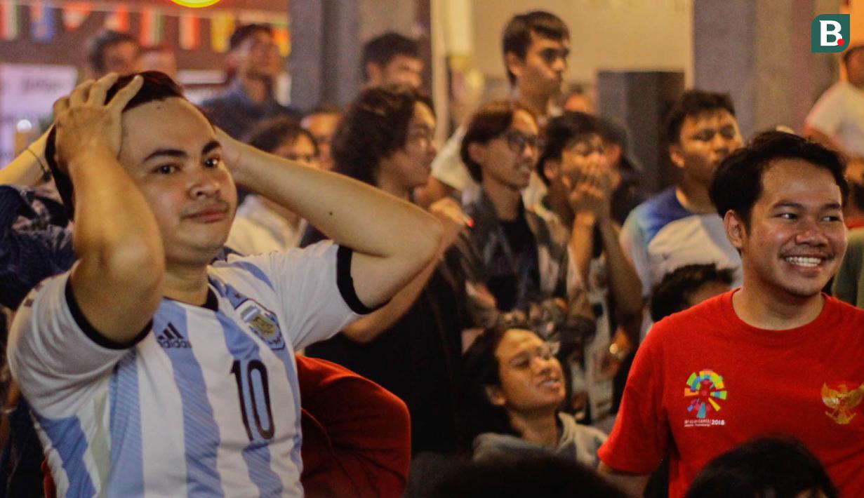 <p>Reaksi kecewa pendukung Argentina saat nobar laga final Piala Dunia 2022 bersama Federal Oil yang berlangsung di daerah Kemang, Jakarta Selatan, Minggu (18/12/2022) malam WIB. Argentina berhasil mengalahkan Prancis melalui babak penalti dengan skor 4-2. (Bola.com/Muhammad Aldiansyah)</p>