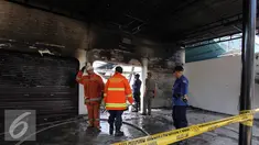 Petugas pemadam melakukan upaya pendinginan kebakaran kios bengkel ac mobil di kawasan Hj. Nawi, Jakarta, Senin (20/7/2015). Pemadam kebakaran mengerahkan 13 unit mobil Damkar di tempat kejadian kebakaran. (Liputan6.com/Helmi Afandi)