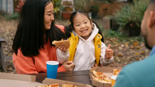 2. Jangan Terlalu Stres dengan Pola Makan Anak Selama Liburan