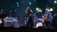 Penampilan band Foo Fighters saat menghibur penonton di Brit Awards 2018 di London, Rabu (21/2). Brit Awards adalah penghargaan musik tahunan di Inggris yang didirikan oleh British Phonographic Industry. (Joel C Ryan / Invision / AP)