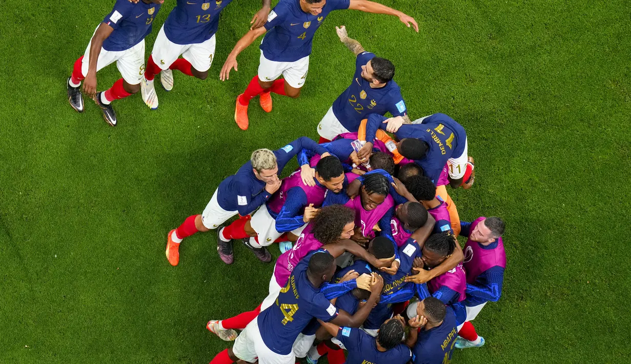 Penyerang Prancis, Randal Kolo Muani diberi selamat oleh rekan satu timnya setelah mencetak gol kedua timnya ke gawang Maroko selama pertandingan semifinal Piala Dunia 2022 di Maroko di Stadion Al Bayt di Al Khor, Qatar, Kamis (15/12/2022). Prancis menang atas Maroko dengan skor 2-0.  (AP Photo/Petr David Josek)