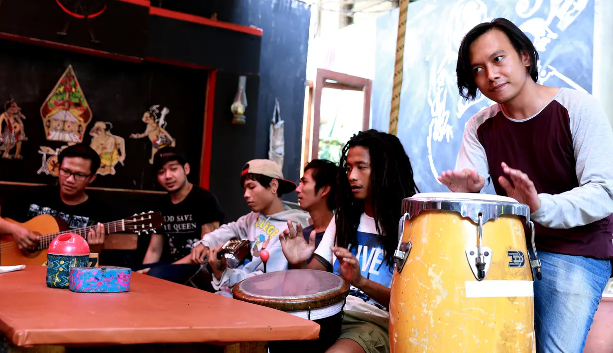 Ada dua tempat yang mereka sambangi yaitu Terminal Kota Depok dan Warung Apresiasi. Di Warung Apresiasi, mereka bertemu dengan Kelompok Pengamen Jalanan (KPJ) Bulungan, Jakarta Selatan. (Wimbarsana Kewas/Bintang.com)