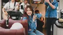 Ia memadukan jaket denim dengan celana denim. Penampilan cantiknya tak berlebihan karena tak seperti Ketika ia manggung, kali ini, Brisia tampil dengan makeup simple dan rambut sebahunya yang dibiarkan tergerai. [Foto: Instagram/brisiajodie96]