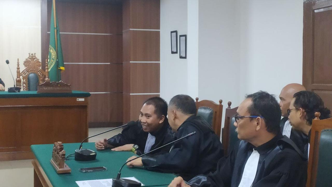 Tuntutan terhadap Haris Yasin Limpo tak sampai di situ. Dia juga dituntut mengganti uang polis asuransi di AJB Bumiputera sebesar Rp1,3 miliar yang dicairkan untuk Wali Kota dan Wakil Wali Kota Makassar mulai tahun 2016-2018.