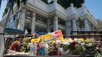 Kumpulan karangan bunga sebagai ungkapan bela sungkawa di sekitar lokasi kejadian ledakan bom di Thailand), Bangkok, Rabu (19/8/2015). Peristiwa tersebut dikabarkan telah menewaskan sekitar 20 orang. (AFP Photo/Jerome Taylor)