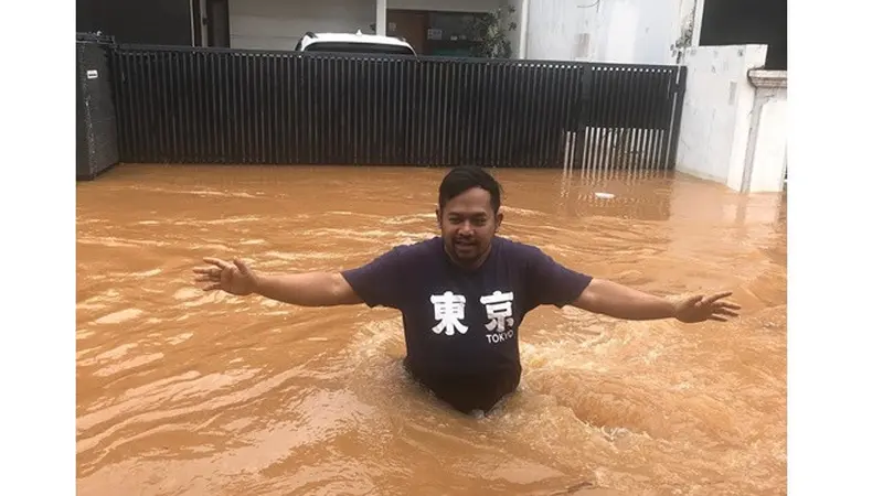 Potret 5 Seleb Berani Terjang Banjir, Ada yang Demi Berangkat Kerja