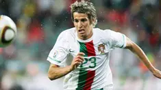 Aksi defender Portugal Fabio Coentrao di laga penyisihan Grup G PD 2010 melawan Pantai Gading yang berlangsung di Nelson Mandela Bay Stadium, Port Elizabeth, 15 Juni 2010. AFP PHOTO / KARIM JAAFAR 