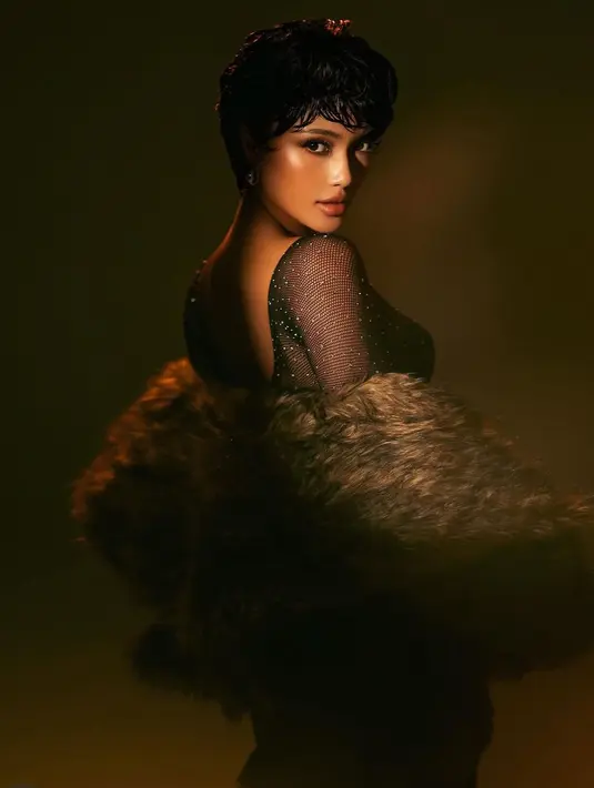 Tampak Marion tampil dengan gaya rambut pendek model pixie cut dan poni depan messy. Rambutnya pendeknya berwarna hitam.   [@riomotret]