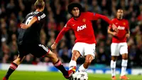 Duel perebutan bola antara Marouane Fellaini dan Simon Rolfes pada pertandingan Liga Champions Grup A antara Manchester United dan Bayer Leverkusen di Old Trafford, Manchester. (17/09/2013). (AFP/Andrew Yates)