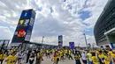 Suporter Ekuador dan Jerman memadati area luar MetLife Stadium, New York New Jersey, AS, jelang pertandingan fase grup Piala Dunia 2026, Kamis (25/6/2026). Ribuan pendukung dari kedua negara menciptakan suasana semarak dengan mengenakan atribut tim, bernyanyi, dan berfoto sebelum memasuki stadion. (KLY Sports/Hery Kurniawan)