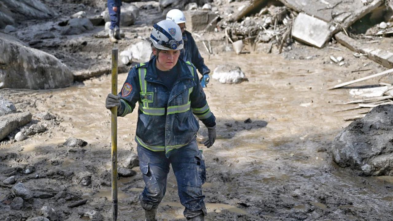 Anggota tim penyelamat membawa skop saat bekerja di lokasi musibah tanah longsor yang menghantam kotamadya Quetame, departemen Cundinamarca, Kolombia.