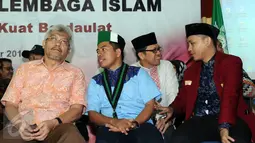 Ketua PB HMI, Mulyadi P Tamsir (kedua kiri) berbincang dengan MS Kaban jelang pembacaan pernyataan SOLI terkait ditetapkannya Basuki Tjahaja Purnama (Ahok) sebagai tersangka kasus penistaan agama, Jakarta, Rabu (16/11). (Liputan6.com/Helmi Fithriansyah)
