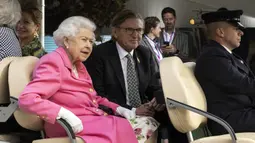 Ratu Inggris Elizabeth II duduk dalam buggy saat mengunjungi Royal Horticultural Society (RHS) Chelsea Flower Show di Royal Hospital Chelsea, London, Inggris, 23 Mei 2022. (Dan Kitwood/Pool via AP)