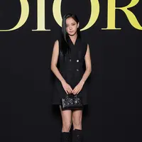 Jisoo BLACKPINK bikin para fans pangling dengan gaya boyish gothic (@dior)