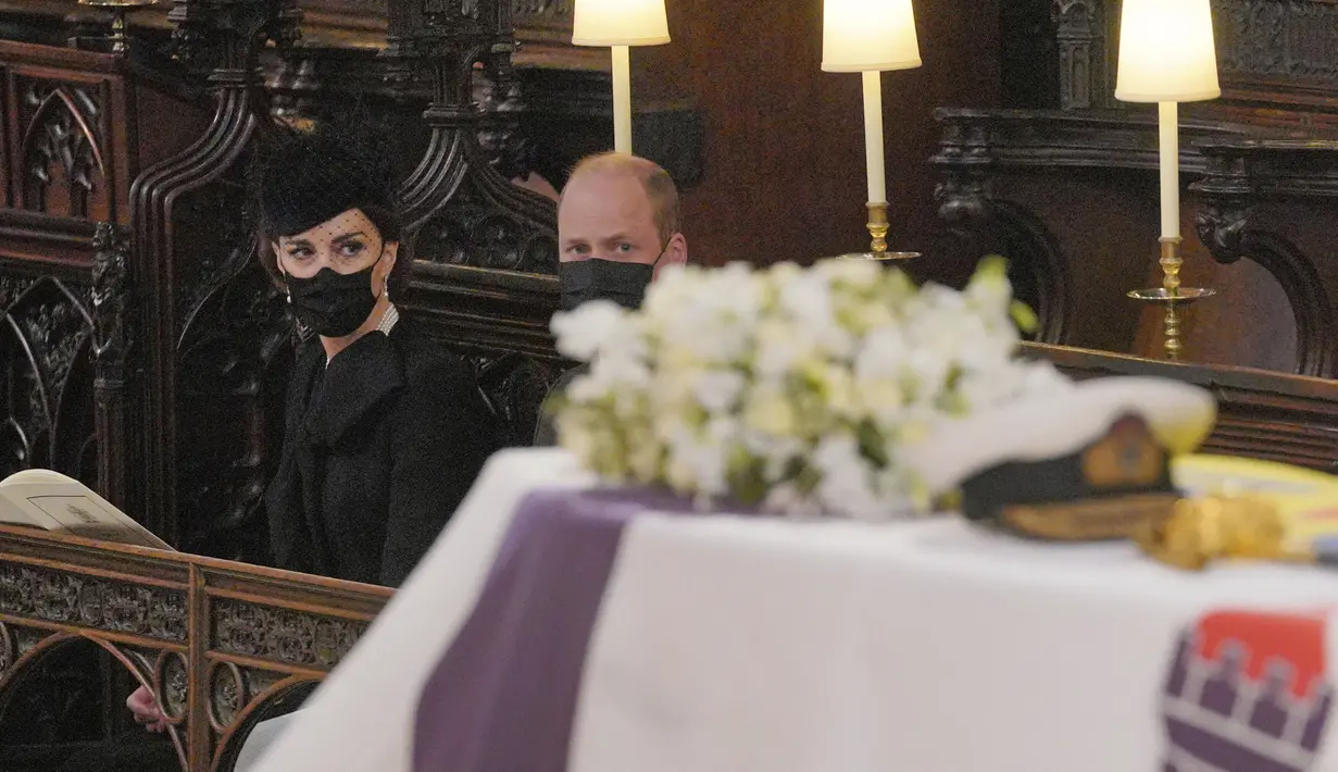 Kate Middletone, Duchess of Cambridge bersama suami Pangeran William saat pemakaman Pangeran Philip, di Kapel St George di Kastil Windsor, Windsor, Inggris, Sabtu (17/4/2021). (Dominic Lipinski/Pool via AP)