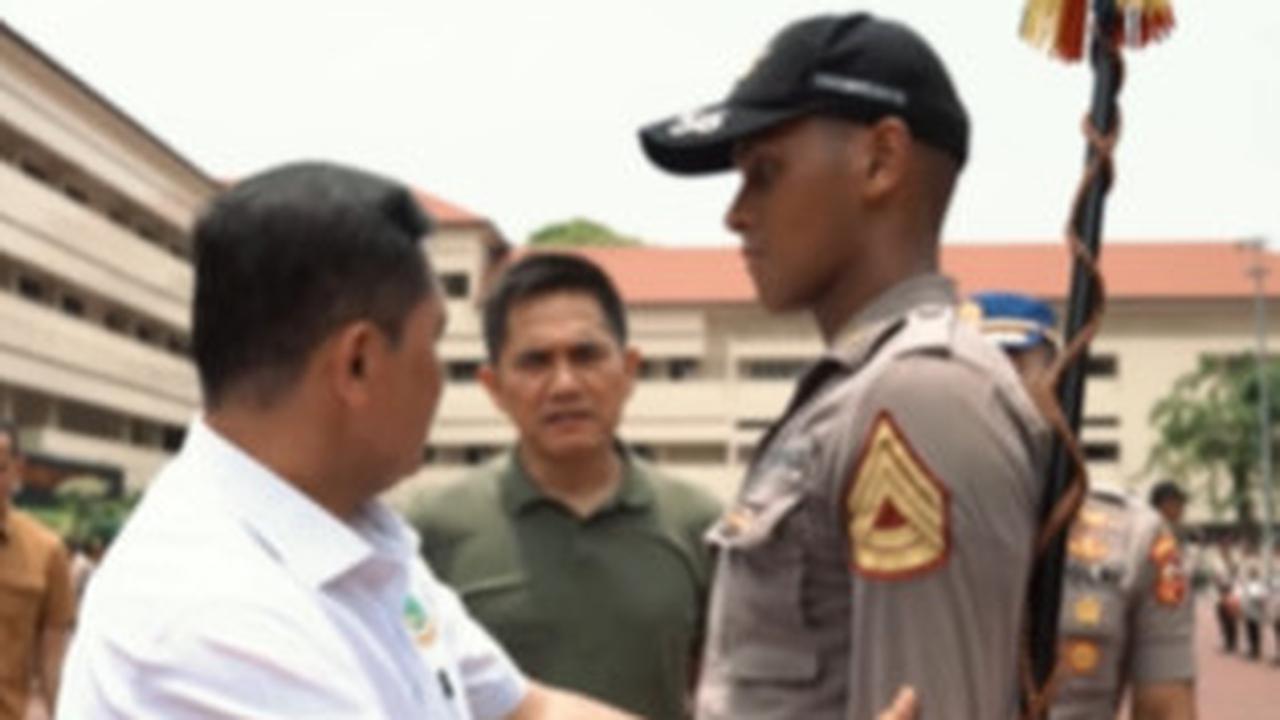 Gubernur Akpol Irjen Krisno Halomoan Siregar pun meminta sang jenderal bintang tiga itu memberikan pesan kepada taruna tersebut.