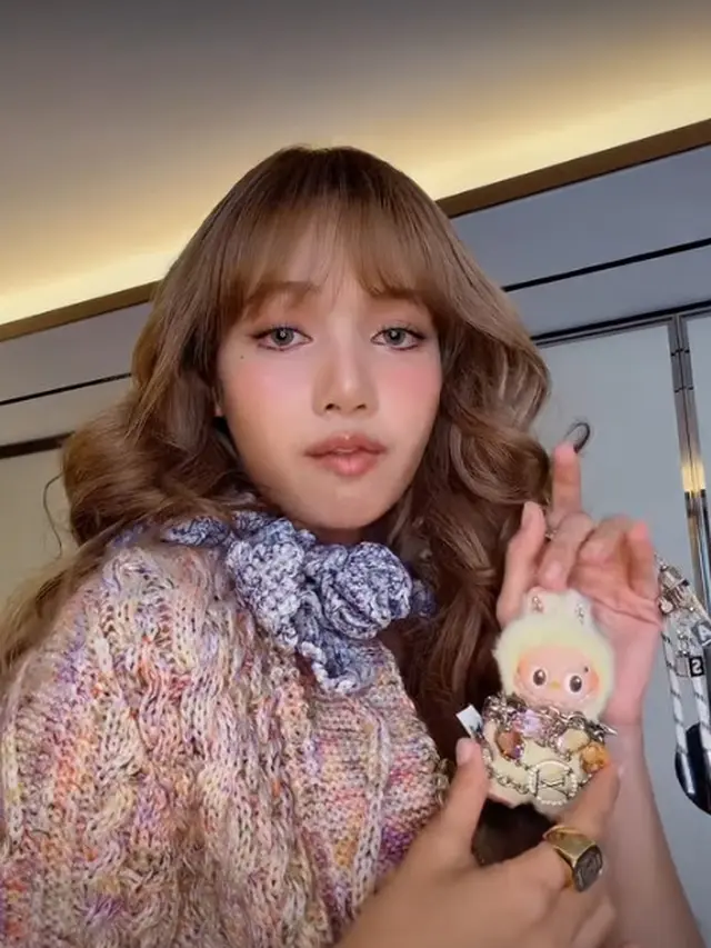 Sentuhan Kreatif Penampilan Lisa BLACKPINK Hadir di Paris Fashion Week, Heels Pleated hingga Labubu Berhiamas 24 Karat di Paris Fashion Week