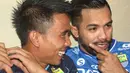 Zulham Zamrun (kanan) bercanda dengan Rudiana saat launching jersey baru Persib jelang bergulirnya Torabika Soccer Championship (TSC) 2016 Presented by IM3 Ooredoo di Stadion Siliwangi, Bandung, Sabtu (23/4/2016). (Bola.com/Permana Kusumadijaya)