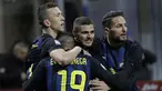 Pemain Inter Milan, Ivan Perisic (kiri) merayakan golnya ke gawang Chievo bersama rekan-rekannya pada lanjutan Serie A di San Siro stadium, Milan, (14/1/2017). Inter menang 3-1. (AP/Luca Bruno)