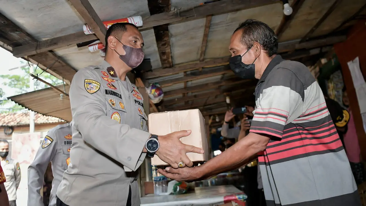 Karobinopsnal Baharkam Polri, Brigjen Pol. Makhruzi Rahman, didampingi Kasubditwal dan PJR Ditgakkum Korlantas Polri Kombes Pol. Juni memberikan bantuan sosial dan baksos kepada warga Pesanggrahan Jakarta Selatan mayoritas profesi buruh cuci (Istimewa)