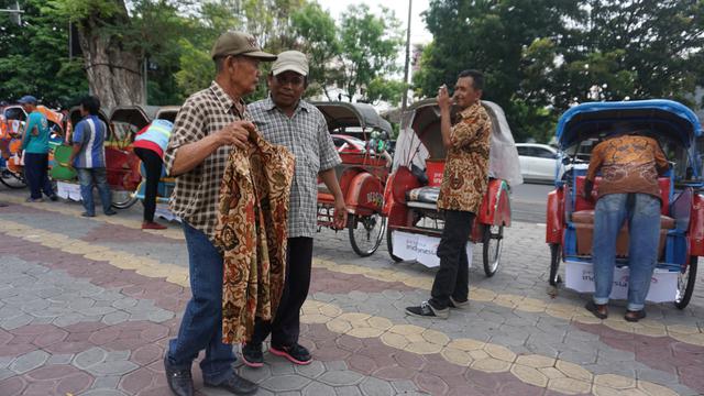 Aturan Berbusana Tukang Becak Pengantar Tamu Resepsi Kahiyang Ayu