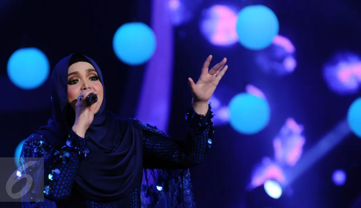 Penyanyi asal Malaysia, Siti Nurhaliza saat tampil di Konser Kemenangan D'Academy Asia 2 di Studio 5 Indosiar, Jakarta, Kamis (29/12). Siti juga menjadi komentator penampilan para finalis D2 Academy Asia. (Liputan6.com/Helmi Fithriansyah)