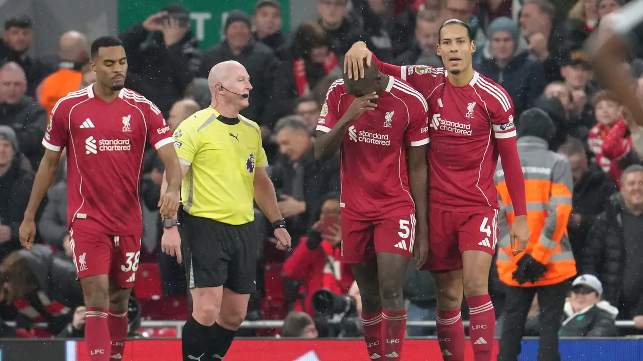 Ekspresi Ibrahima Konate (kedua dari kanan) usai mencetak gol di laga Liverpool vs Newcastle di pekan ke-24 Liga Inggris 2025/2026 di Anfield, Minggu (01/02/2026) dini hari WIB.