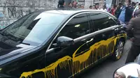 Yusril mendapati mobilnya disiram dengan cat kuning usai menghadiri syukuran warga Bidara Cina. (Liputan6.com/Nanda Perdana Putra)