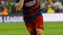Penyerang Barcelona, Luis Suarez melakukan selebrasi usai mencetak gol kegawang Arsenal pada leg kedua 16 besar liga champions di stadion Nou Camp, Spanyol (17/3). Barcelona menang atas Arsenal dengan skor 3-1. (Reuters/Carl Recine)