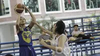 Pemain Basket Tim Merpati, Anne Inessa, berusaha memasukan bola saat uji coba melawan UPH. Klub yang bermarkas di Cargo Kenanga, Bali tersebut membidik gelar juara di Turnamen Tenaga Baru. (Bola.com/M Iqbal Ichsan)