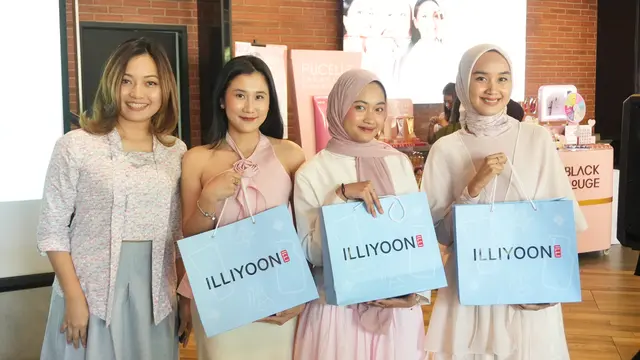 Glowfluencers menerima hadiah Best IG Story dan Lucky Draw dari ILLIYOON di akhir acara Geng Glowing Glow & Gather