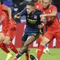 Penyerang Lyon, Memphis Depay, berebut bola dengan pemain Nimes pada laga lanjutan Liga Prancis di Stadion Groupama, Sabtu (19/9/2020) dini hari WIB. Lyon bermain imbang 0-0 atas Nimes. (AP Photo/Laurent Cipriani)