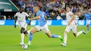 Erling Haaland tampil sebagai pahlawan. Ia langsung mencetak gol kemenangan di laga debut bersama Manchester City. (Justin Casterline/Getty Images/AFP)