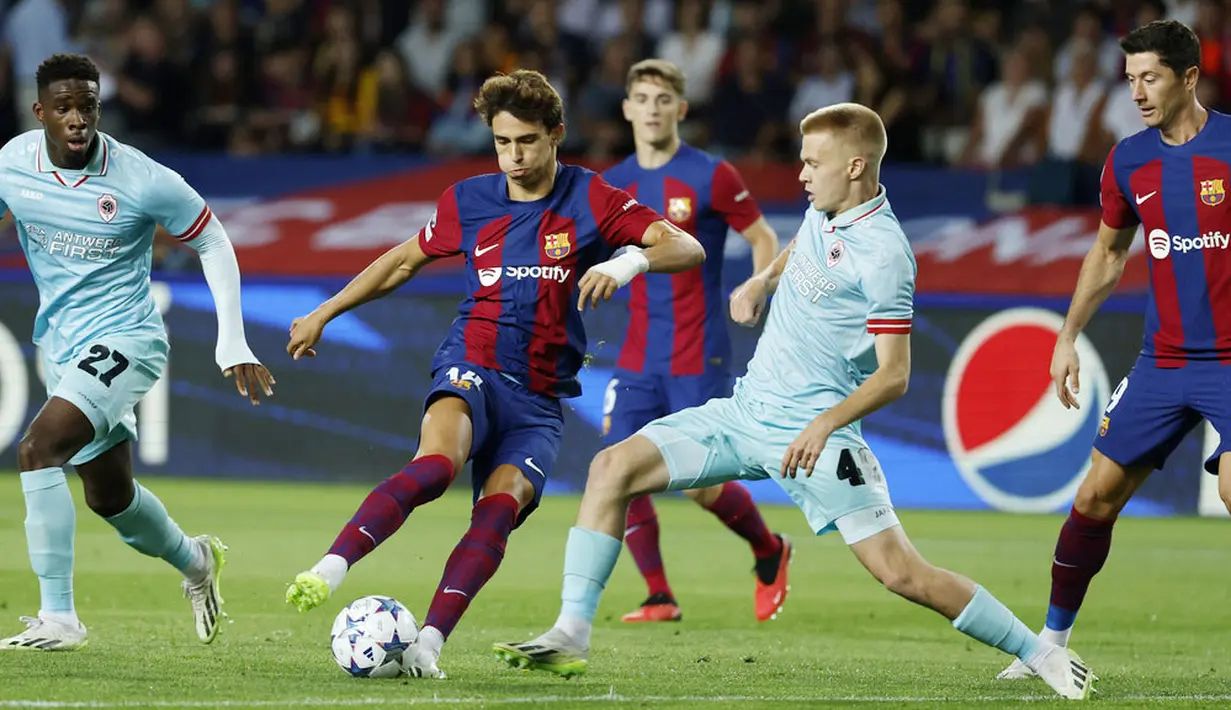 Pemain Barcelona Joao Felix, berusaha melewati pemain Antwerp FC, Arthur Vermeeren, pada laga Liga Champions di Estadio Olimpico Lluis Companys, Barcelona, Rabu (20/9/2023). Pemain baru ini sukses menjadi bintang kemenangan Barca. (AP Photo/Joan Monfort)
