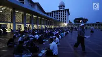 Pemandangan saat umat muslim melaksanakan buka puasa bersama di Masjid Istiqlal, Jakarta, Kamis (17/5). (Liputan6.com/Arya Manggala)
