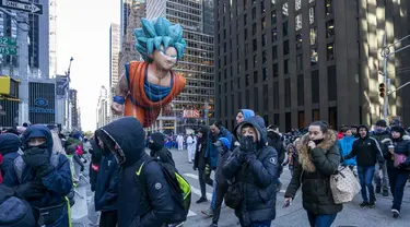 Balon Goku melayang di atas kawasan Sixth Avenue selama Parade Macy's Thanksgiving Day di New York, Kamis (22/11). Balon raksasa berbentuk ikon-ikon kartun terkenal menghiasi gelaran yang digelar untuk ke-92 tersebut. (Don EMMERT / AFP)