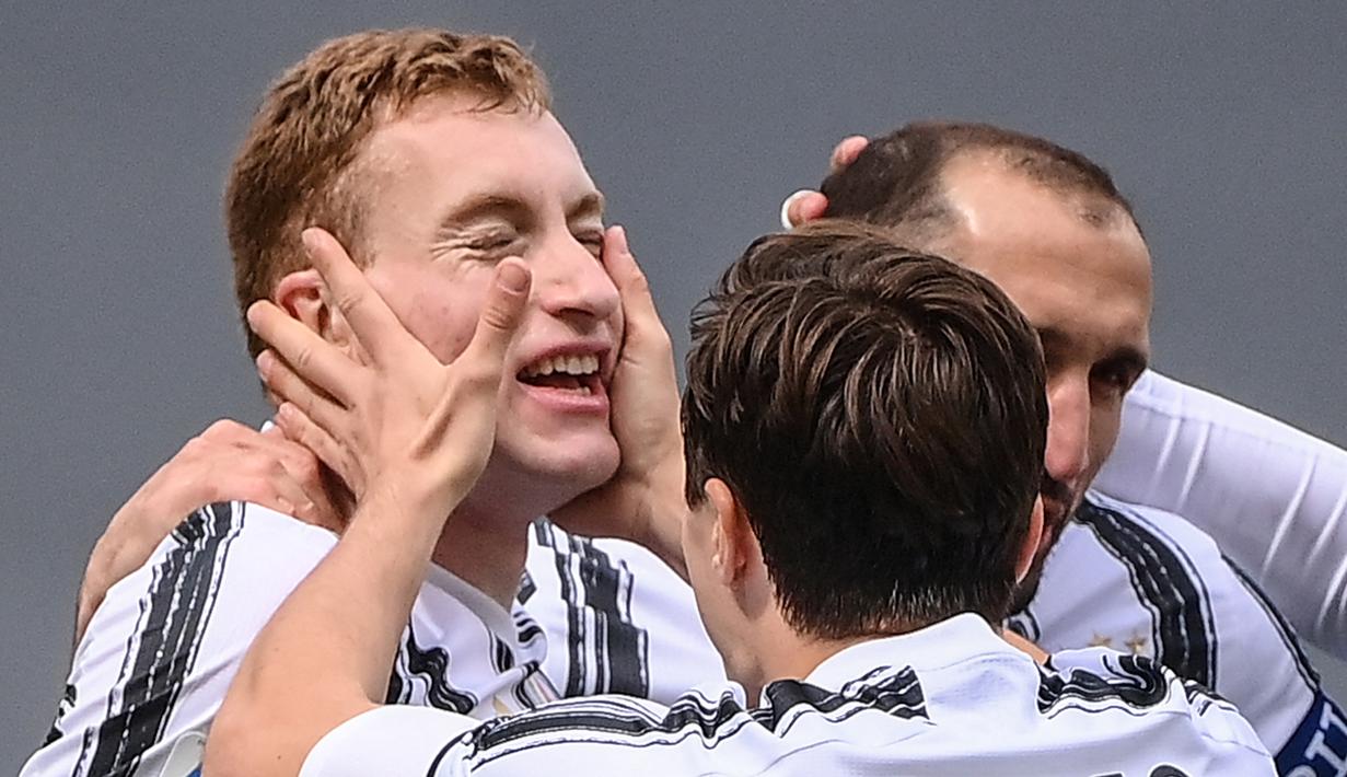 Striker Juventus, Dejan Kulusevski (kiri) melakukan selebrasi bersama Federico Chiesa usai mencetak gol pertama Juventus ke gawang Genoa dalam laga lanjutan Liga Italia 2020/2021 pekan ke-30 di Allianz Stadium, Turin, Minggu (11/4/2021). Juventus menang 3-1 atas Genoa. (AFP/Marco Bertorello)