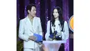 Kim Go Eun bacakan pemenang Best Actress dengan gaun klasik monokrom dari Chanel. Gaun brukat dengan puffy sleeve dipadukan dengan siluet overall berwarna hitam [@kge.global]