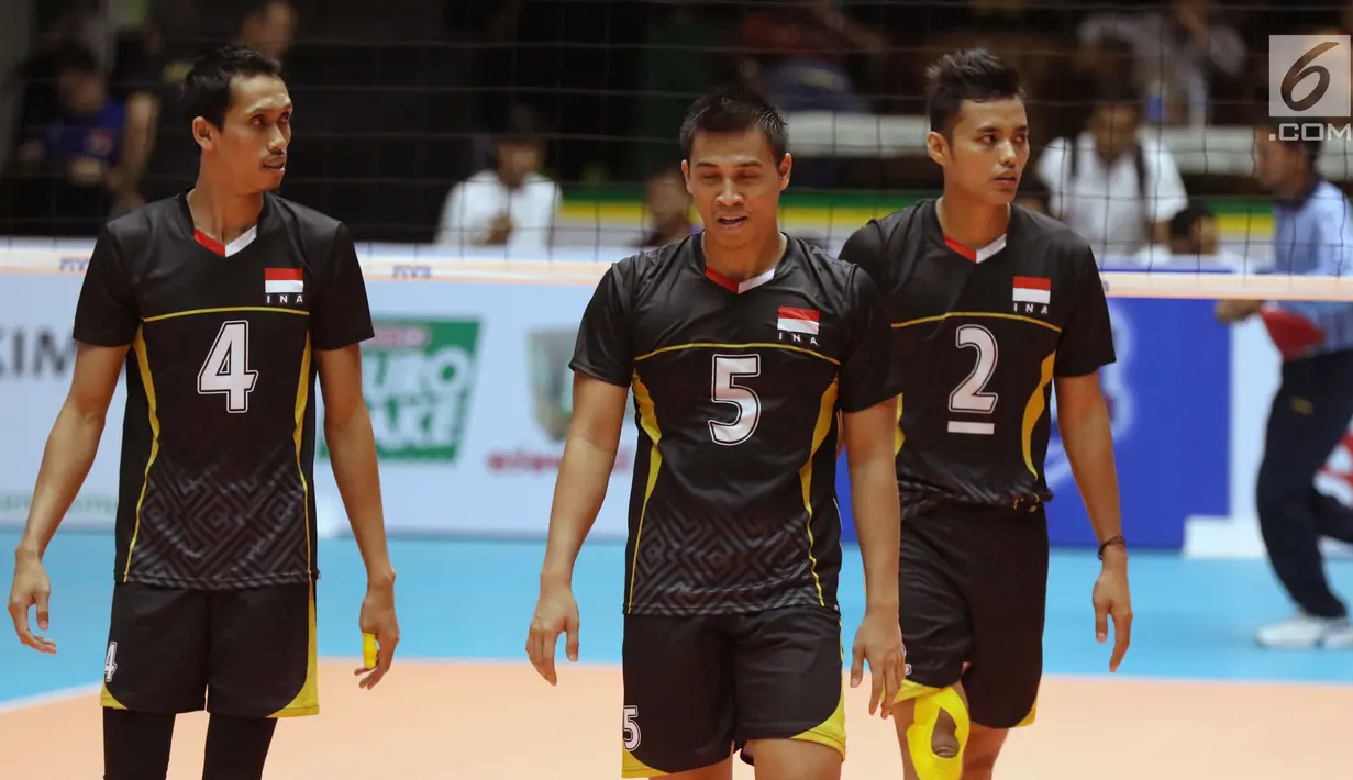 Pemain Timnas voli putra Indonesia berjalan saat melawan Kazakhstan pada Kejuaraan Voli Asia 2017 ke-16 di GOR Tri Dharma, Gresik, Selasa (25/7). Indonesia kalah 3-2 (25-23, 25-27, 21-25, 25-21, 13-15). (Liputan6.com/Helmi Fithriansyah)