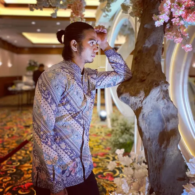 6 Potret Terbaru Rizki D'Academy Usai Bercerai, Tampil dengan Rambut Gondrong