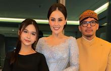 Cantik Anggun dan Elegan, 7 Potret Jennifer Dunn Ajak Anak dan Suami Kondangan