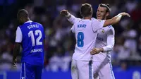 Pemain Real Madrid, Gareth Bale dan Toni Kroos merayakan kemenangan atas Deportivo La Coruna pada laga La Liga di Stadion Riazor, Senin (21/8/2017). Real Madrid menang 3-0 atas Deportivo La Coruna. (AFP/Miguel Riopa)