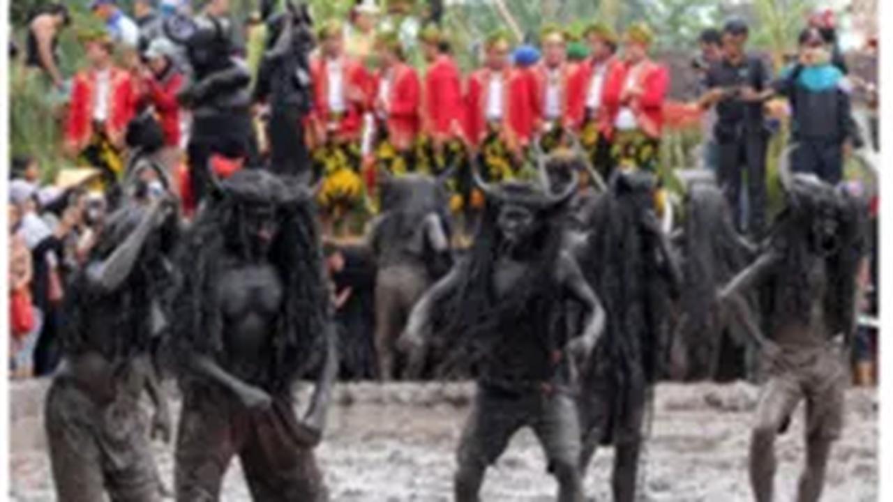Tradisi Kebo-keboan di Desa Alasmalang